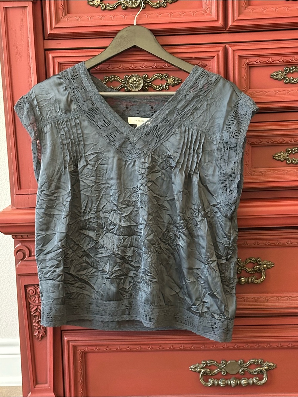 Lucky Brand satin and lace Crinkle V-Neck Lace Trim Women's Top - Gray NWOT